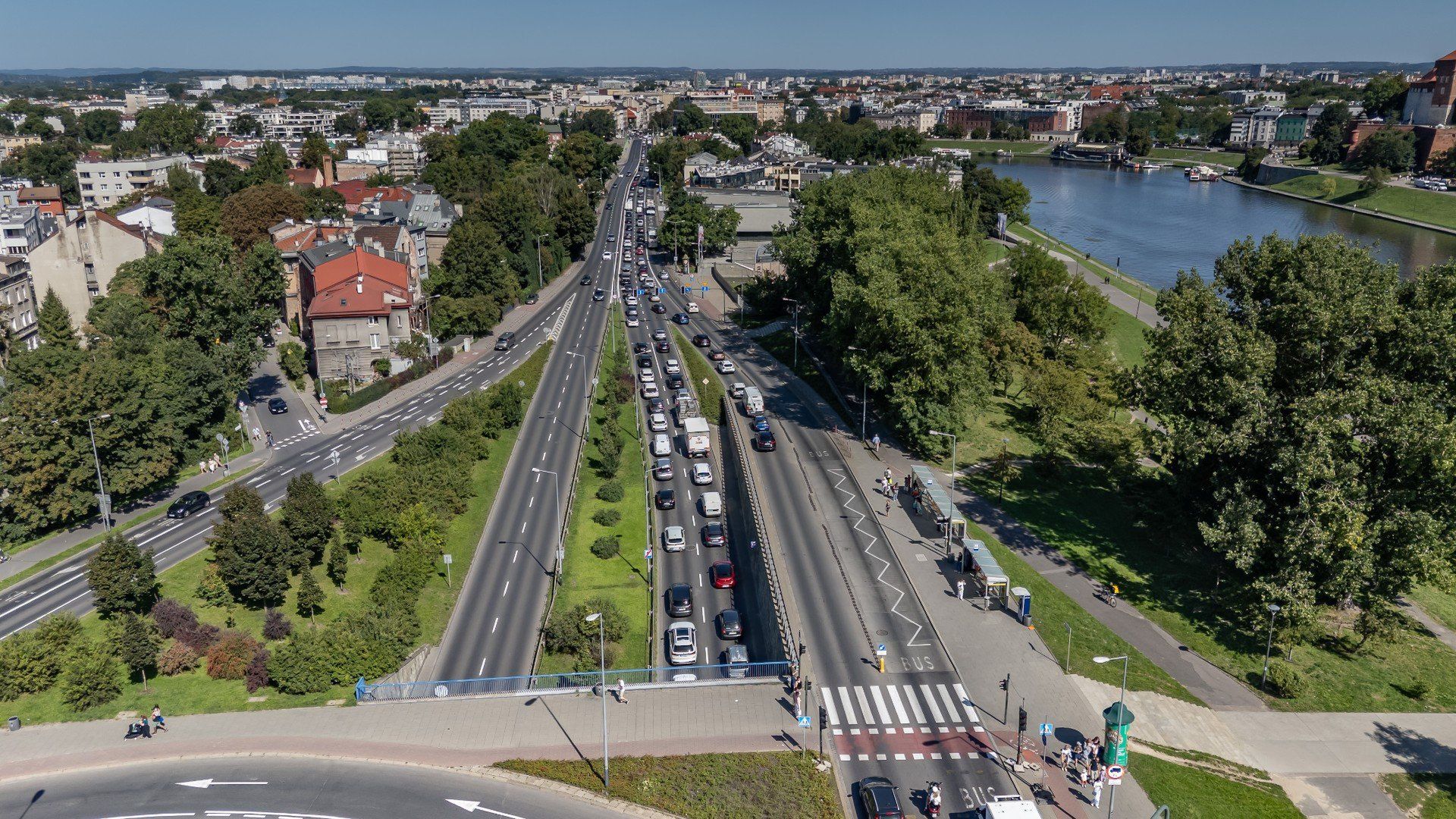 Na moście Grunwaldzkim montują elementy pod szyny tramwajowe