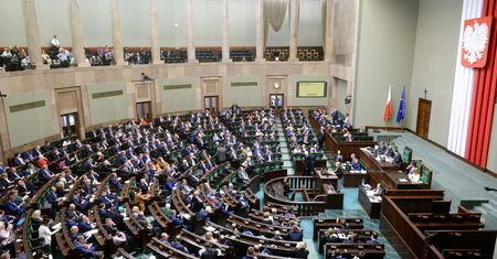Posłowie wydali majątek na hotele. Podróżowali nawet w pandemii