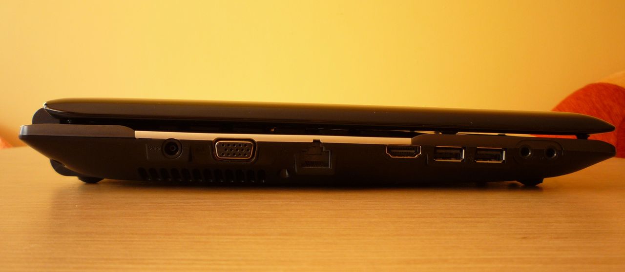 Samsung RF511 - ścianka lewa (zasilanie, VGA, LAN, HDMI, 2 x USB 2.0, 2 x audio)