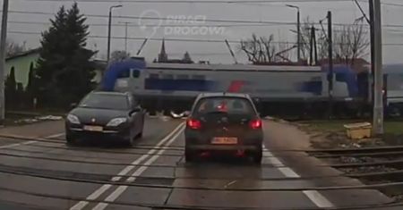 Poważny incydent na przejeździe kolejowym. Samochody i pędzący pociąg