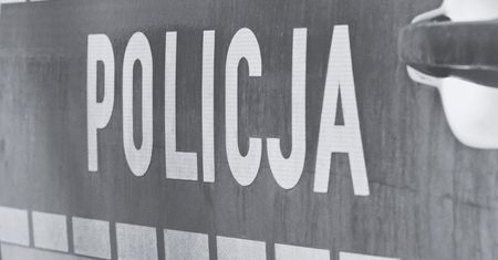 Noworodek znaleziony w szafce w gminie Szreńsk. Dramatyczna akcja policji i ratowników