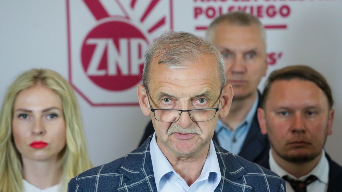 Warszawa, 24.06.2025. Prezes Związku Nauczycielstwa Polskiego Sławomir Broniarz (C) podczas konferencji prasowej w siedzibie ZNP w Warszawie, 24 bm. Tematem spotkania było stanowisko Zarządu Głównego związku ws. ewentualnego protestu nauczycieli. (amb) PAP/Tomasz Gzell