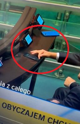 Donald Tusk zaliczył wpadkę i pokazał pin do swojego telefonu