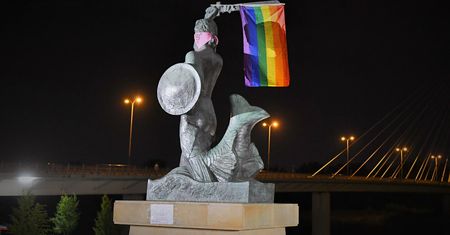 Warszawa. Prokuratura wszczęła postępowanie ws. flag na pomnikach