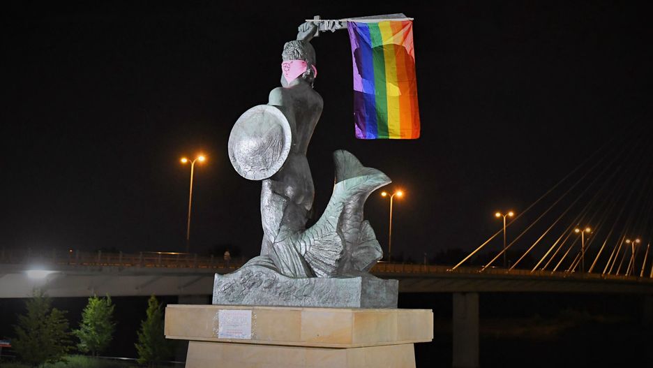 Warszawa. Prokuratura wszczęła postępowanie ws. zawieszenia flag