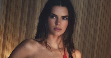 Pokazała idealne bikini. Powiększa mały biust, a zmniejsza duży
