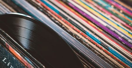 CD wracają na rynek, winyle rosną dalej. Zaskakujące dane z USA