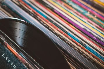 CD wracają na rynek, winyle rosną dalej. Zaskakujące dane z USA