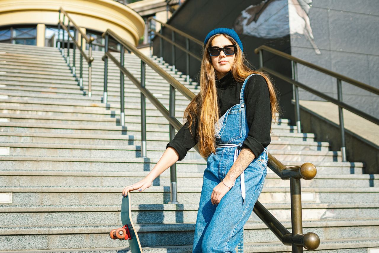 Jeansowy kombinezon, czyli sposób na modny denim total look