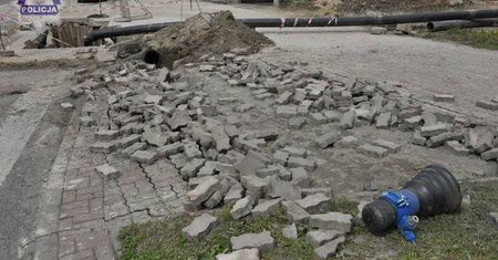 Hrubieszów: Nieudana próba ciśnieniowa. Chodnik wyleciał w powietrze (zdjęcia)