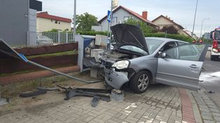 Głogów: Auto wbiło się w ogrodzenie, do szpitala trafiły dzieci