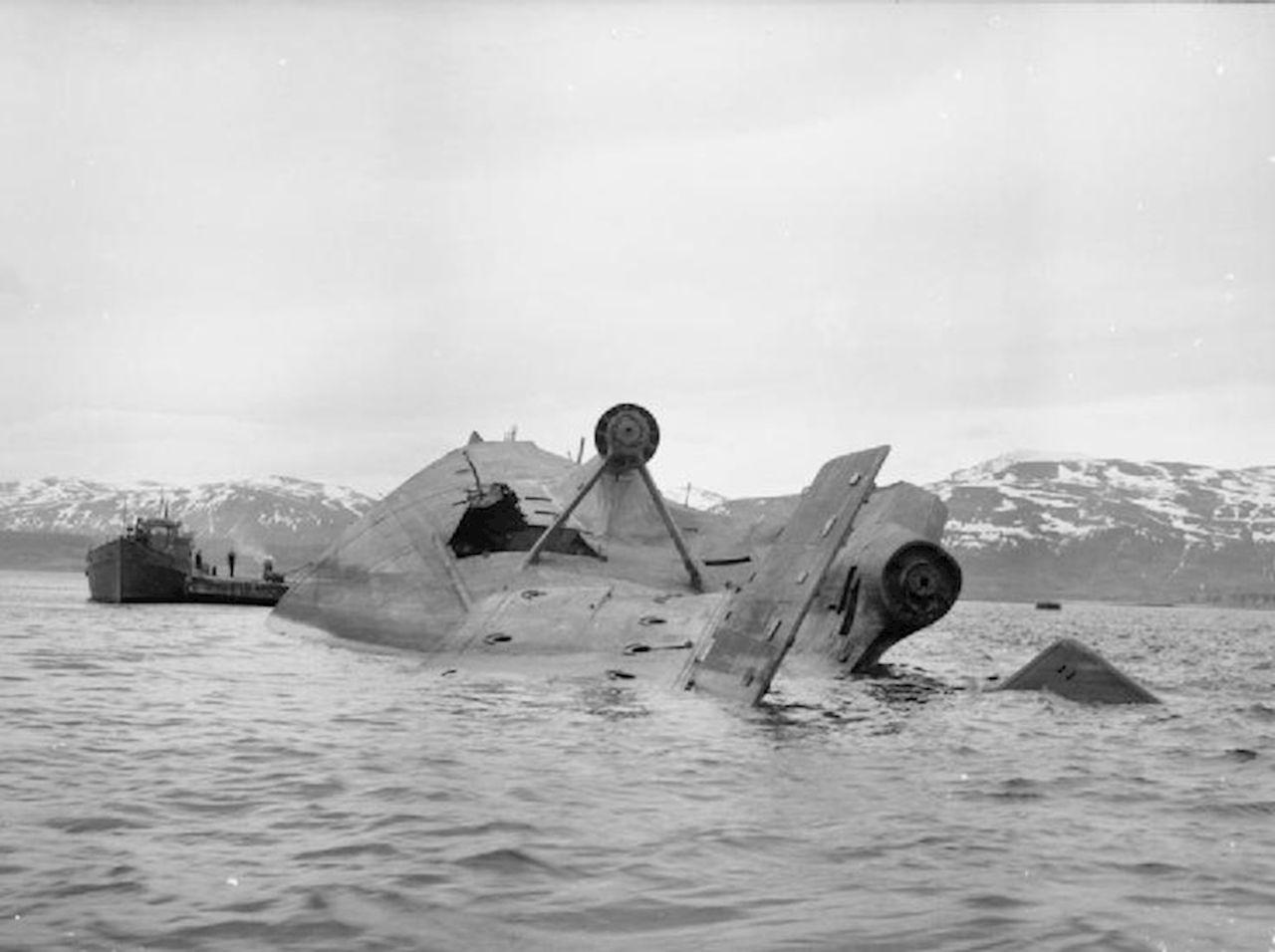 Zatopiony Tirpitz, po przewróceniu do góry dnem