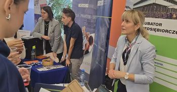 Leszno: Targi pracy i praktyk ściągnęły do Akademii Nauk Stosowanych tłumy studentów oraz uczniów