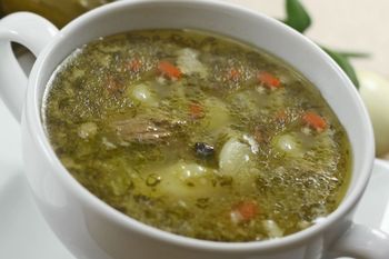 Wybieram najładniejsze żeberka w mięsnym i gotuję zupę. Ogórkowa smakuje jak u babci