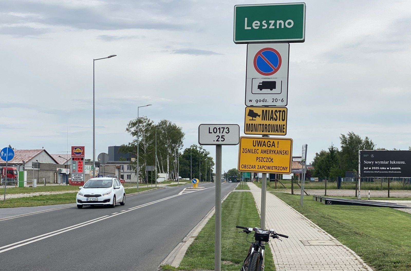 Od lat mówi się o budowie bezpiecznej dla rowerzystów ścieżki z Leszna do Lasocic. Jak dotąd, tylko na obietnicach budowy temat zakończono. W 2025 roku trzy samorządy wybudują drogę rowerową przy krajowej „dwunastce&#34;