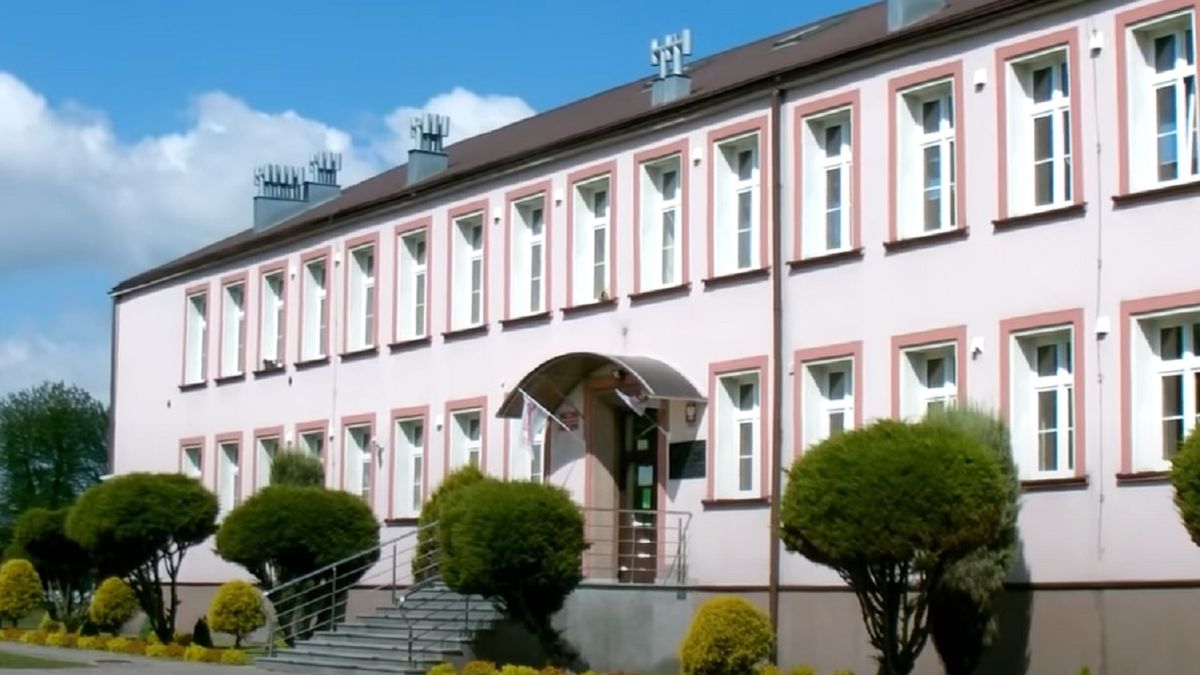 Szkoła podstawowa w Kalei, przed którą obnażył się mężczyzna.