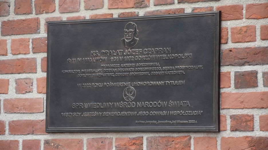 Tablica pamiątkowa zawisła na zewnętrznej części muru katedralnego prezbiterium.