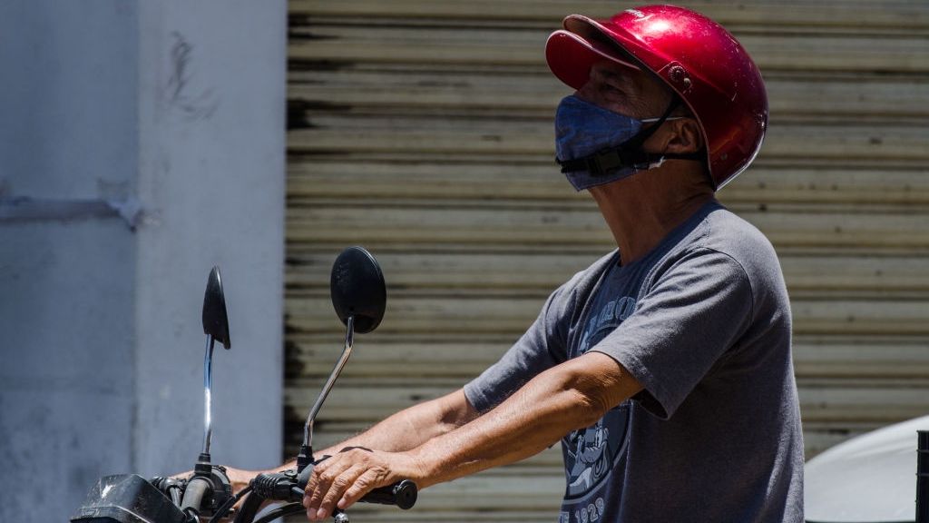 Co z maseczką na motocyklu lub skuterze?