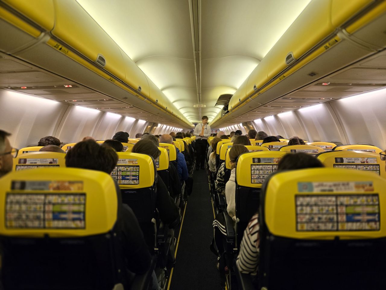 Podróżowanie z bagażem? Lepiej się przygotuj – linie lotnicze zarabiają miliardy na dodatkowych opłatach