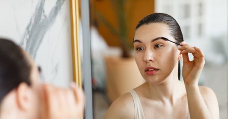 Wetrzyj w brwi sok z popularnego warzywa. Będą ciemne i gęste