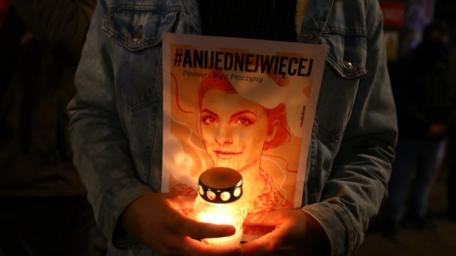 Aborcja dla Polek. Władze Holandii chcą pomóc. Na zdjęciu krakowski protest #AniJednejWięcej po tragicznych wydarzeniach z Pszczyny 