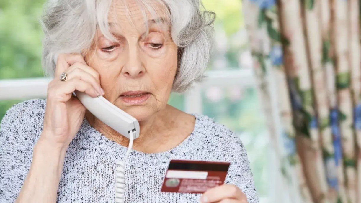 &#34;Na telefon z zakładu karnego&#34; i &#34;na telefon ze szpitala&#34; - policjanci i prawnicy ostrzegają seniorów w Toruniu przed tymi metodami oszustwa. Nie dajmy się manipulacji, sprawdzajmy fakty, nie przelewajmy na gorąco żadnych pieniędzy!