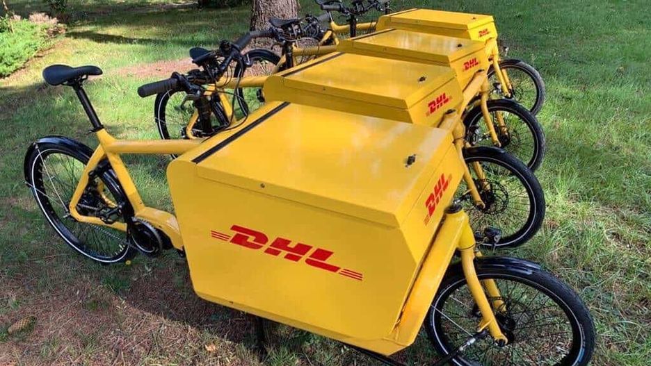 Warszawa. W innych miastach kurierzy już przesiedli się na rowery (DHL)