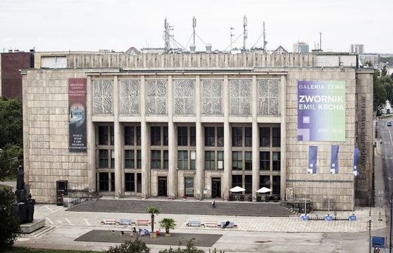Coraz mniej Polaków zainteresowanych kulturą i sztuką, muzea popularniejsze od teatrów (infografika)