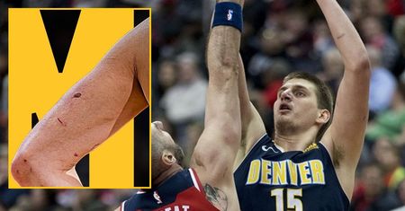 Drapią i szczypią gwiazdę NBA. Niezwykłe zdjęcie