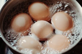 Wrzuć do gotowania jajek. Skorupka w mig ześlizgnie się niemal cała