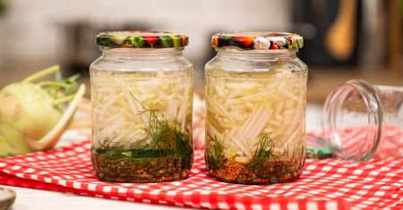 Chrupiąca kiszona kalarepa. Domowy sposób na nietypową przekąskę