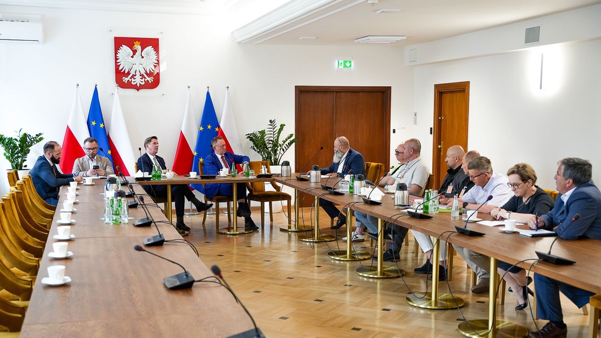 Minister rolnictwa i rozwoju wsi Robert Telus oraz sekretarz stanu Rafał Romanowski spotkali się z reprezentantami polskich sieci sklepów spożywczych.