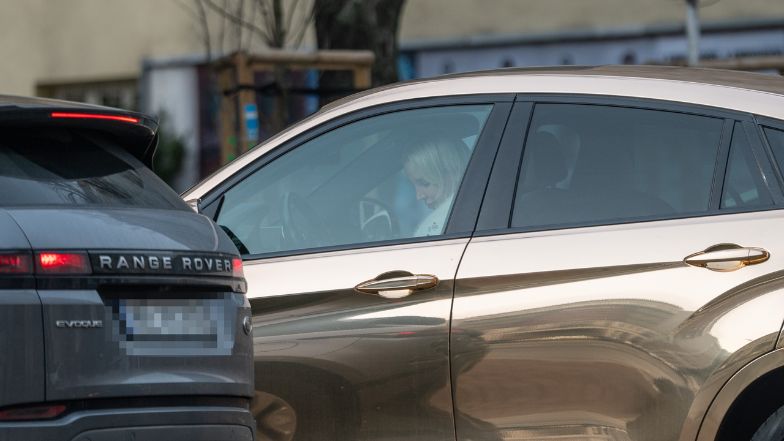 Zabiegana Lil Masti wsiada z dzieckiem do samochodu za pół miliona złotych