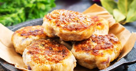 Dodaj do mięsa popularny owoc i zrób pieczone kotlety. Sto razy lepsze od klasycznych
