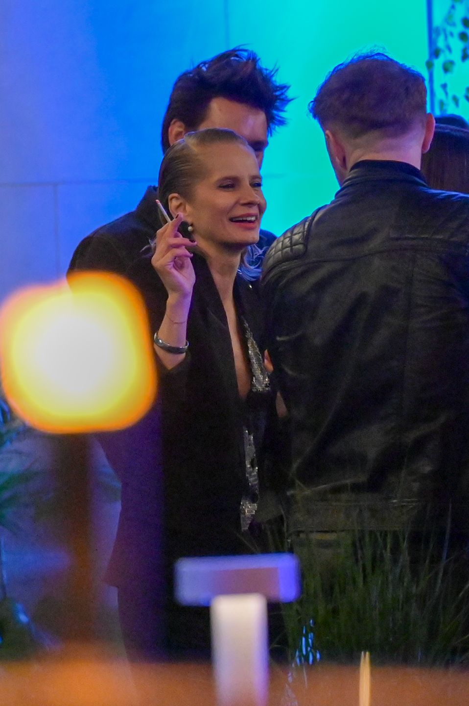 Julia Wieniawa baluje z Magdaleną Cielecką i Bartoszem Gelnerem