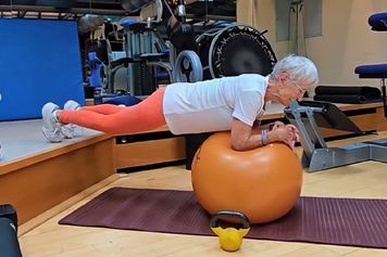 Ma 86 lat, sztuczne kolana i nadal ćwiczy. Aktywność rozpoczęła w wieku 55 lat