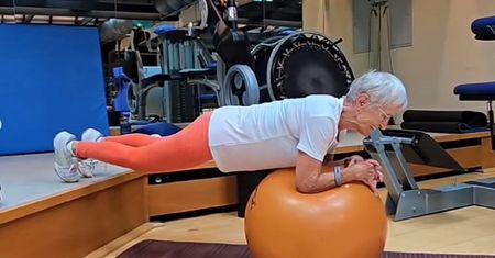 Ma 86 lat, sztuczne kolana i nadal ćwiczy. Aktywność rozpoczęła w wieku 55 lat