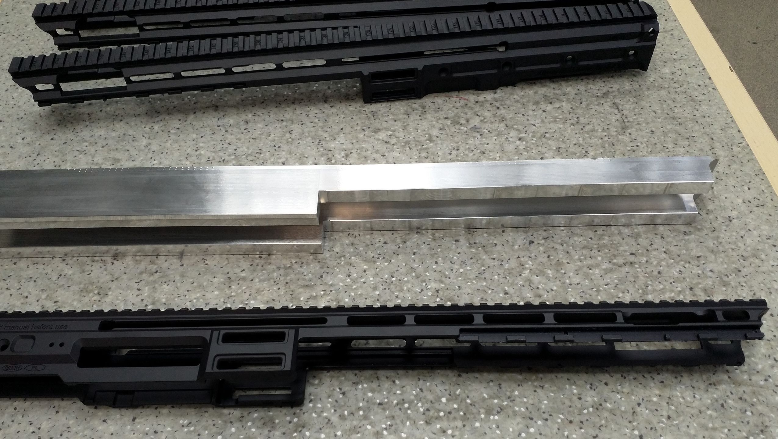 Górna komora zamkowa karabinu MWS-25/38 na początku i końcu etapu produkcji. 