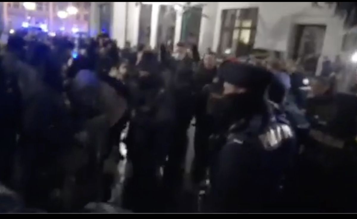 Wrocław. Akcja policji w centrum, mężczyzna stracił przytomność. Wściekły tłum krzyczał "ZOMO"