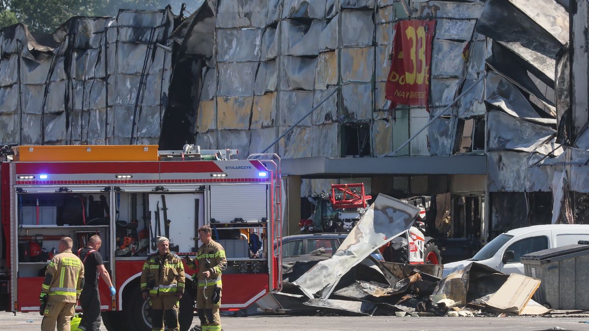 Warszawa, 12.05.2024. Dogaszanie pożaru kompleksu handlowego przy ul. Marywilskiej 44 w Warszawie, 12 bm. Ogniem objęte było ponad 80 proc. hali. Działania ratownicze prowadziło 50 zastępów, w tym SGRChem. (aldg) PAP/Leszek Szymański***Do tego materiału zdjęciowego dostępna jest również depesza w systemie CSI, pt.: Warszawa/ Strażacy dogaszają pożar kompleksu handlowego Marywilska 44**