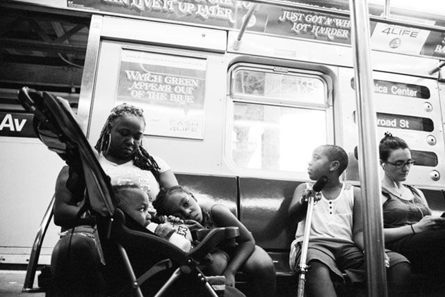 Andre D. Wagner - współczesna fotografia uliczna z Brooklynu na negatywie 4