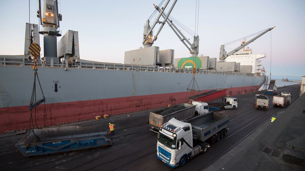 Za?adunek w?gla z samochod�w na statek w porcie Gdynia05.03.2023 Gdynia Port przeladunek wegla z samochodow ciezarowych na statek Paolo Topic Fot. Wojciech Strozyk/REPORTERWojciech Strozyk/REPORTER