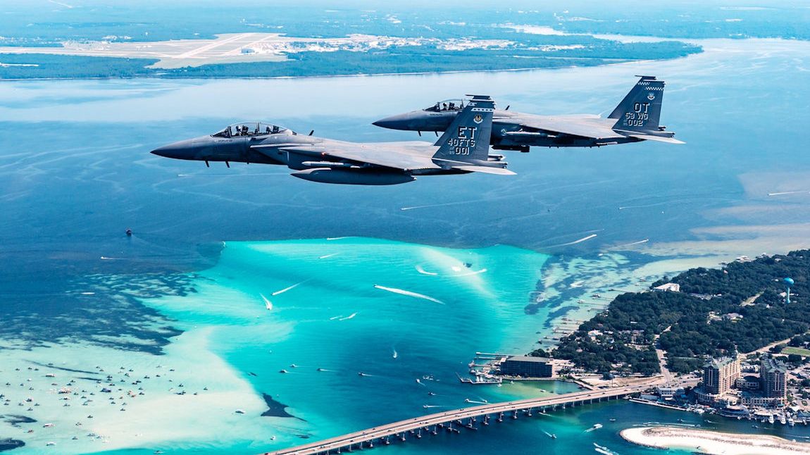 Pierwsze dwa egzemplarze F-15EX w locie nad Florydą