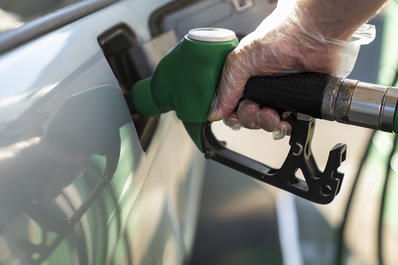 Diesel o prawie 2 zł/l tańszy niż rok temu. Ceny paliw poszły w górę