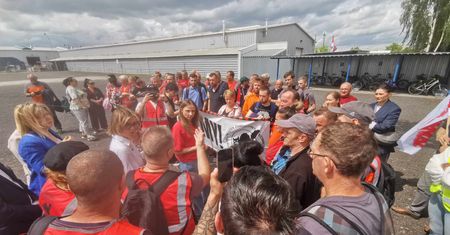 Spór w Gnieźnie. Związkowcy walczą o 800 zł. Kolejny dzień strajku