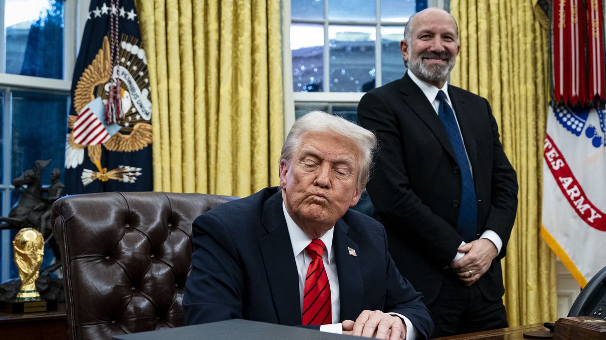 US President Trump signs executive order in Oval Office
epa11887164 US President Donald Trump, joined by Howard Lutnick (R), chief executive officer of Cantor Fitzgerald LP and US commerce secretary nominee, during an executive order signing in the Oval Office of the White House in Washington, DC, USA, on 10 February 2025. Trump ordered a 25% tariff on steel and aluminum imports  EPA/AL DRAGO / POOL 
Dostawca: PAP/EPA.
AL DRAGO / POOL
oval office, tariff, desk