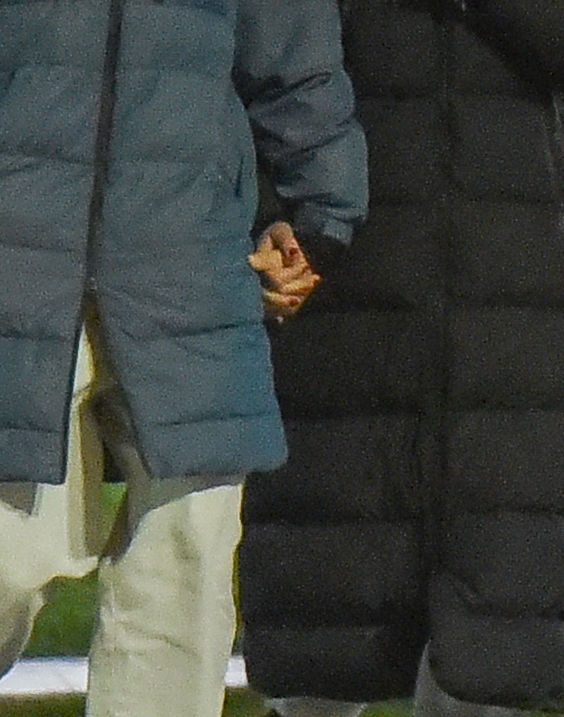 Mateusz Banasiuk i Magdalena Boczarska na wieczornym spacerze