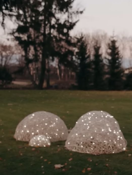 Uzbrojona w milion lampek Klaudia Halejcio udekorowała willę