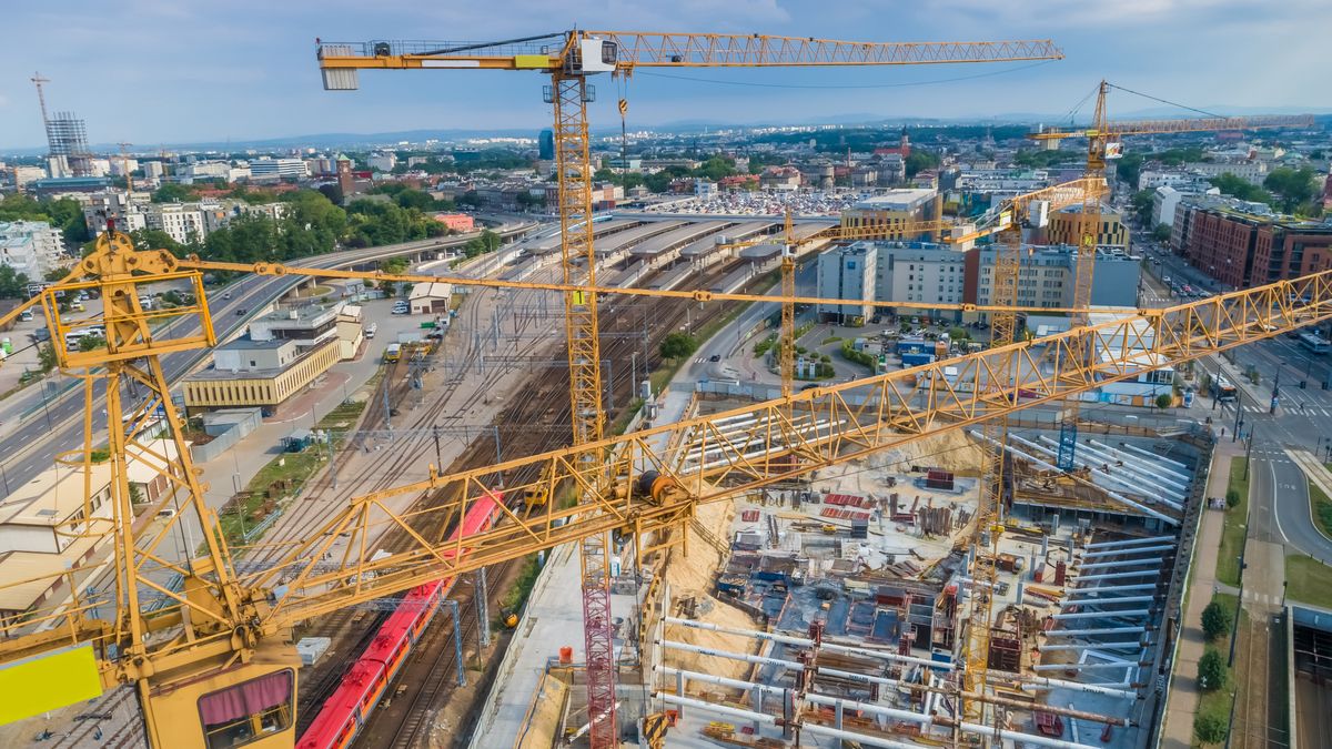 budowa, żurawie, miasto, krajobraz, dworzec, tory, ruch, samochody, kraków, politechnika krakowska, polska, europa, budowla, kolejowy, wieżowiec, z powietrza, z drona, lotnicze, fundamenty