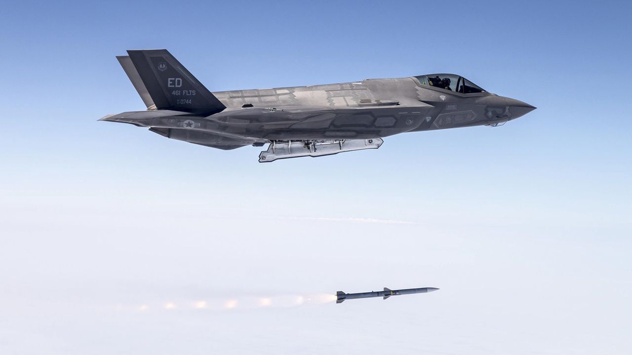 Amerykanie szykują postrach dla MIGów. Myśliwce F-22 z pociskami AIM-260